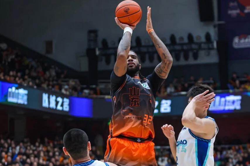 半岛体育-山东男篮主场迎战浙江，内外线对决看点十足，期待克里斯持续爆发