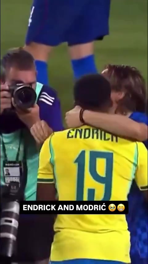 半岛体育官网-好久不见!19岁恩德里克开心抱起40岁莫德里奇,两人赛后寒暄