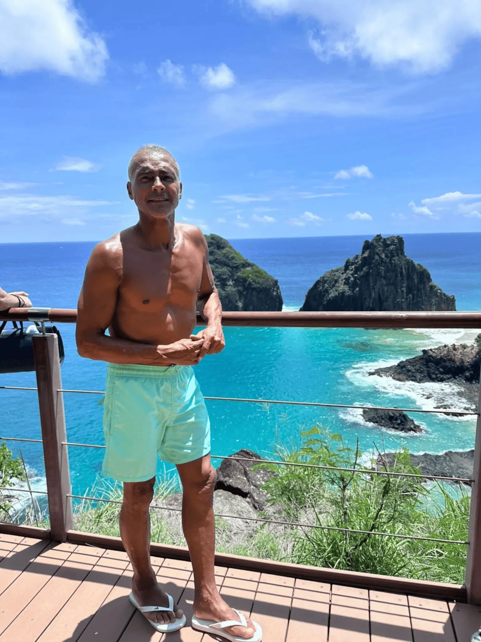 半岛体育娱乐-罗马里奥被比他小35岁学生女友甩了，他被曝与对方闺蜜出轨